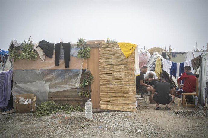 Migrantes en el asentamiento en la playa de El Trampolín, a 30 de septiembre de 2026, en Ceuta (España). 