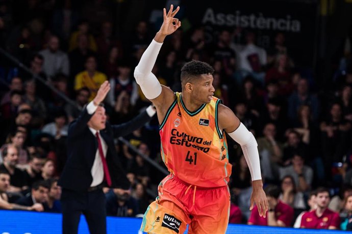 Archivo - El ala-pívot cubano Jasiel Rivero celebrando un triple en un encuentro con el Valencia Basket.