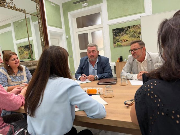 El alcalde de Aznalcóllar, Juan José Fernández, en una reunión con la consejera de Sostenibilidad y Medio Ambiente, Fina Martínez.