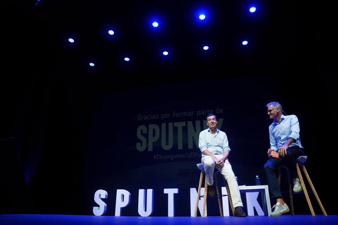 El presidente de la Junta de Andalucía, Juanma Moreno (i), interviene en la segunda jornada del encuentro 'Sputnik Bootcamp'. A 30 de septiembre de 2026 en Sevilla (Andalucía, España).