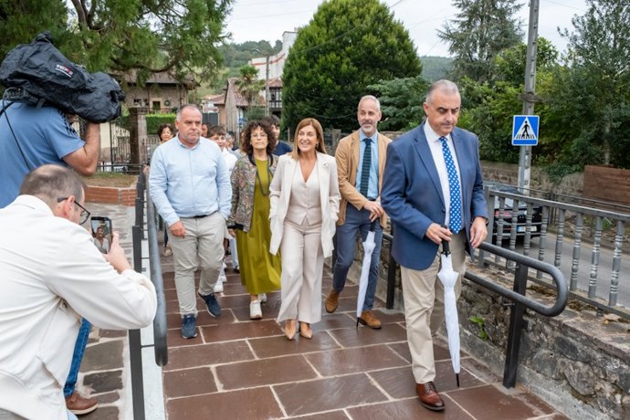 Buruaga, con Media y Silva, en la inauguración de las mejoras de seguridad vial y accesibilidad en el entorno del IES Valle del Saja de Cabezón de la Sal