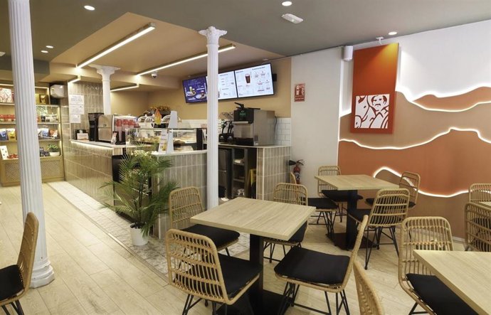 Imagen del interior de la cafetería que la cadena colombiana Juan Valdez tiene en la calle Mayor, nº31, de Madrid (España).