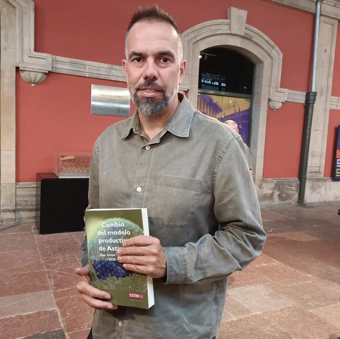 El secretario general de CCOO de Asturias, José Manuel Zapico, ante de participar en la jornada sobre el cambio de modelo productivo y el impacto de la Inteligencia Artificial en el mundo del trabajo, celebrada en el Museo del Ferrocarril, de Gijón.