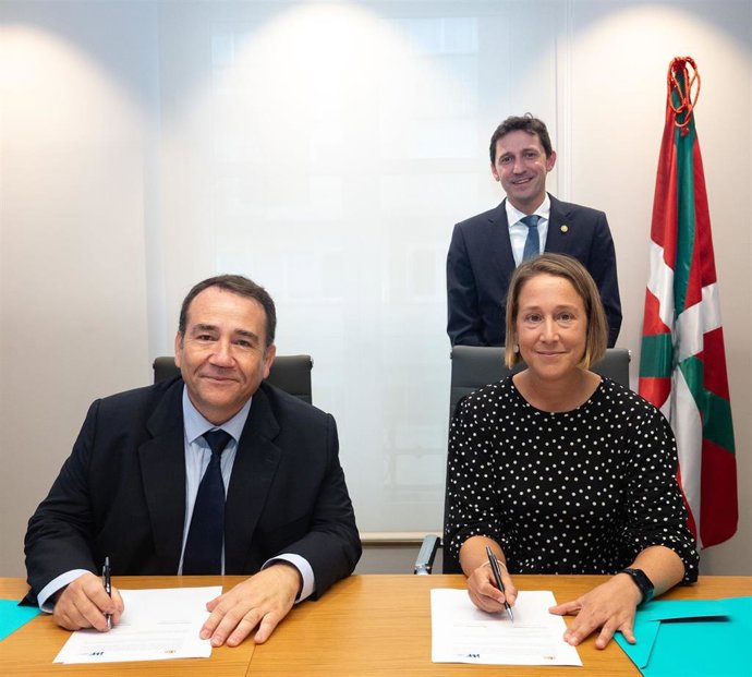 El acuerdo ha sido formalizado por el presidente del ICO, Manuel Illueca, y la directora general del IVF, Amaia del Villar