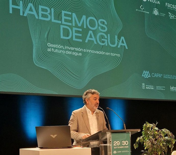 El consejero de Movilidad, Medio Ambiente y Gestión de Emergencias del Principado de Asturias, Alejandro Calvo, interviene en la inauguración del congreso 'Hablemos del agua', organizado por el Clúster del Agua, en el Teatro de la Laboral, en Gijón.