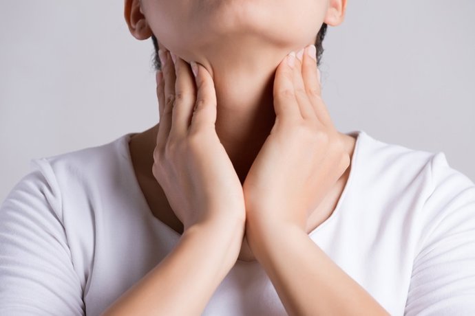 Archivo - Mujer tocándose el cuello.