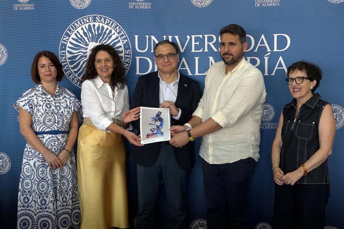 El rector de la UAL, José Joaquín Céspedes, junto a la presidenta de la AECC en Almería, Magdalena Cantero, el investigador Nelson García Román y las directoras de su tesis, Ester Martín Garzón y Juana López Redondo.