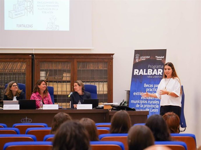 Acto de clausura del programa Ralbar en la Facultad de Educación de la Universidad de León.