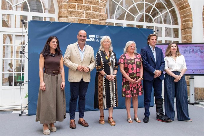 El responsable de Asistencia a Municipios de la Diputación de Cádiz, Antonio Aragón, y la delegada de la Junta en Cádiz, Mercedes Colombo, el teniente de alcalde de Cádiz, en la presentación del Día del Galeón.