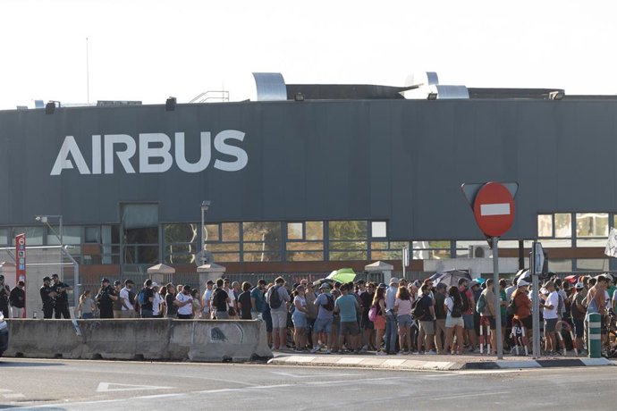 Trabajadores de Airbus se concentran a las puertas de la sede de Getafe, a 1 de septiembre de 2026, en Getafe, Madrid (España). 