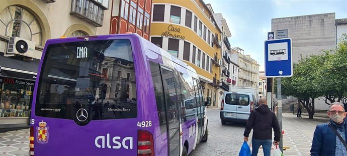 Archivo - Autobús urbano circulando por la capital jiennense/Archivo