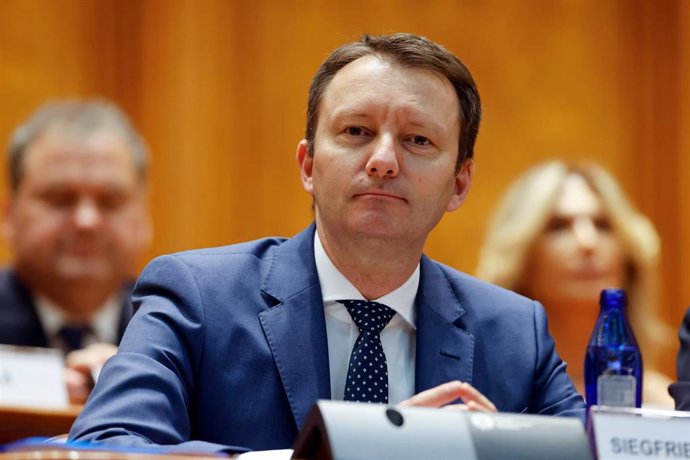 Primer ministro designado, Siegfried Muresan, durante la sesión parlamentaria en Bucarest.