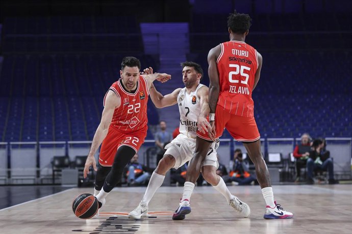 Archivo - Vasilije Micic. Facundo Campazzo y Dan Oturu durante un Real Madrid.Hapoel de la Euroliga 25-26
