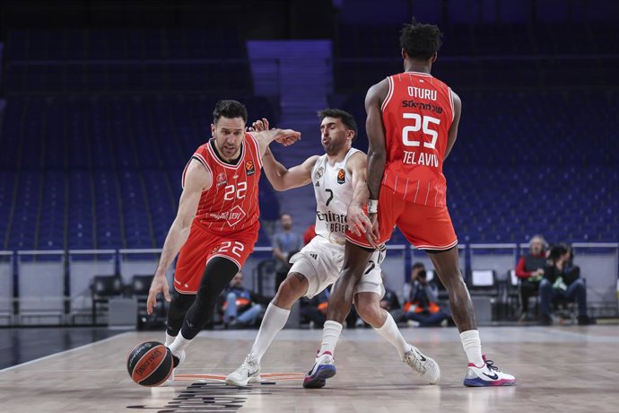 Archivo - Vasilije Micic of Hapoel IBI Tel Aviv, Facundo Campazzo of Real Madrid and Dan Oturu of Hapoel IBI Tel Aviv in action during the Turkish Airlines EuroLeague match between Real Madrid and Hapoel IBI Tel Aviv at Movistar Arena on March 24, 2026 in