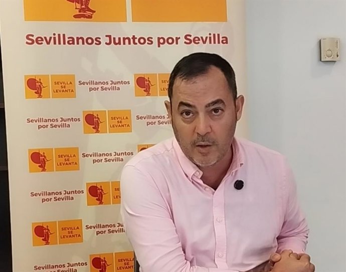 El portavoz de la formación localista Sevilla se levanta