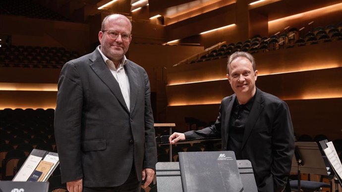 El director de L'Auditori, Víctor Medem, y el director de la OBC, Ludovic Morlot