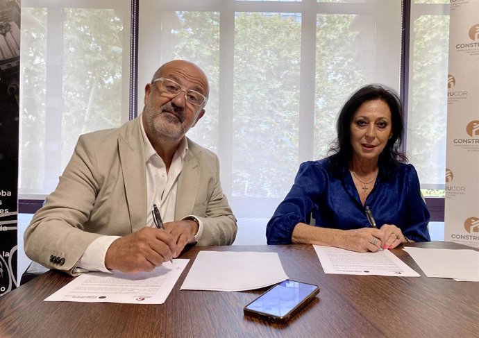 Víctor Díaz y María Dolores Jiménez, durante la firma del Acuerdo.