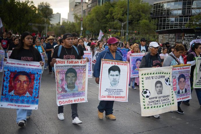 Movilización los 43 estudiantes de Ayotzinapa desaparecidos con la connivencia del crimen organizado y el Estado mexicano.
