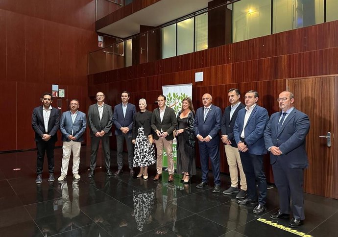 La presidenta de Conjupes y de la Federación de Asociaciones de Personas Mayores de la Provincia de Valladolid, Adela Cabezas, junto al presidente de la Diputación, Conrado Íscar, y otros representantes.