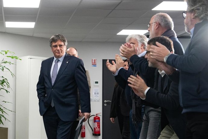 Archivo - El presidente de Junts per Catalunya, Carles Puigdemont (i), ofrece declaraciones a los medios, a 24 de enero de 2026, en Perpiñán (Francia)