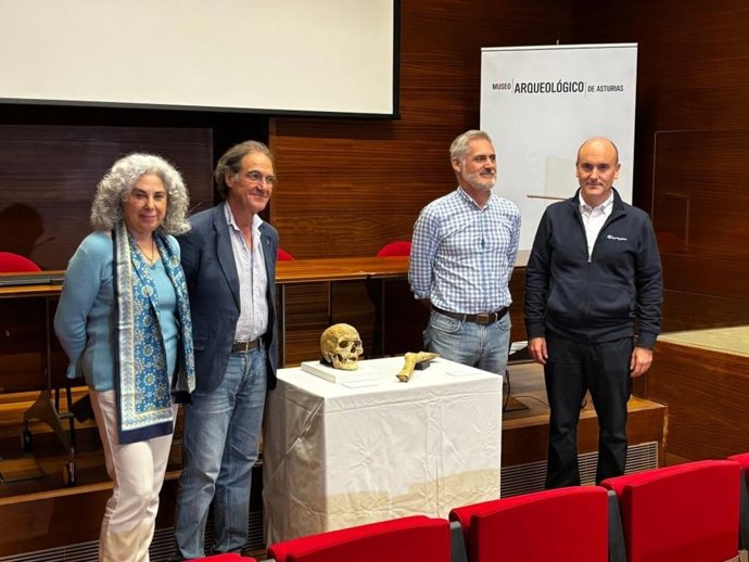 Cultura presenta en el Museo Arqueológico el hallazgo de restos humanos de unos 8.000 años de antigüedad descubierto en Llanes