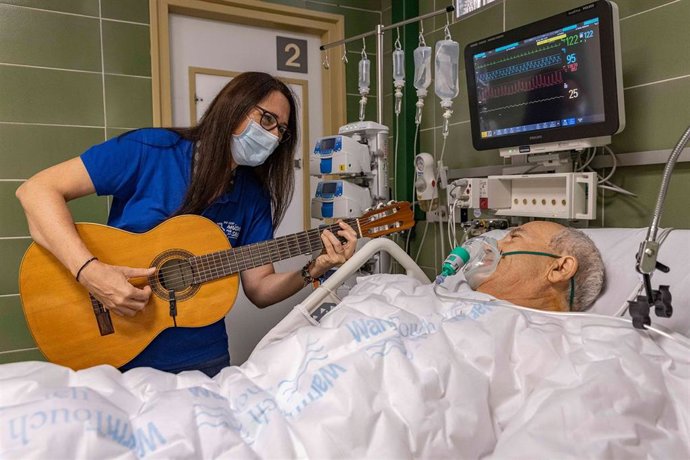 Archivo - Imagen de archivo de Músicos por la Salud en un microconcierto en un hospital.