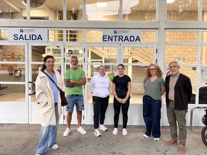 Representantes de IU-Convocatoria, frente a las instalaciones