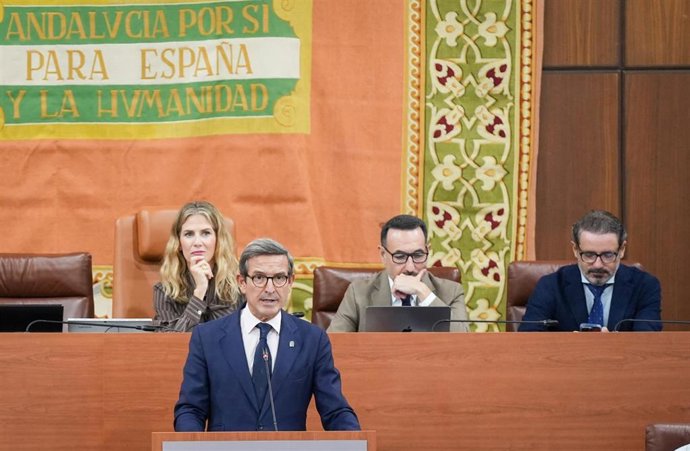 El consejero de Universidades, Industria, Energía e Innovación, Jorge Paradela, interviene en la primera jornada del Pleno del Parlamento andaluz. 