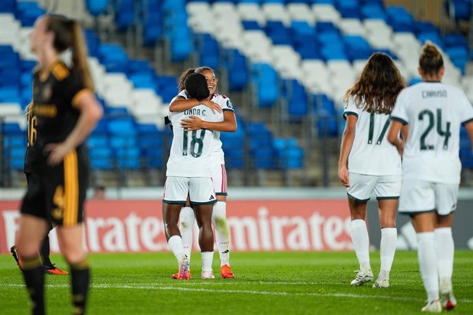 Linda Caicedo y Felicia Schröder se abrazan tras un gol del Real Madrid