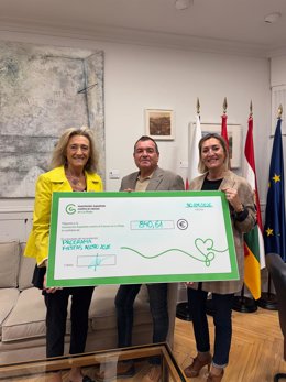 El Ayuntamiento de Calahorra entrega a la junta local de la AECC los 840 euros recaudados de los programas de fiestas de agosto