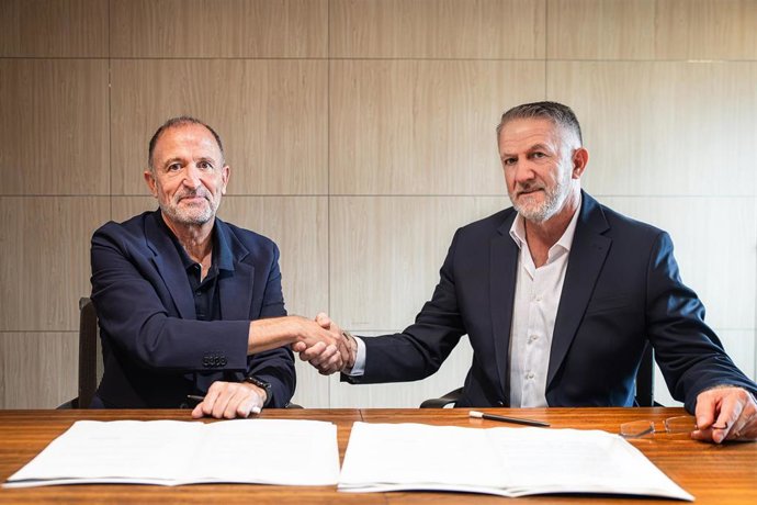 De izda a dcha: Chus Bueno, CEO de Euroliga, y Sreten Radovic, presidente de la Unión de Árbitros de la Euroliga