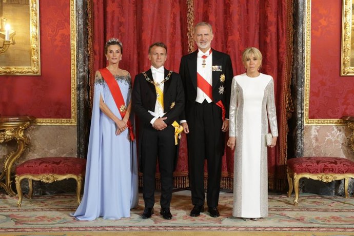 Los Reyes, Don Felipe VI y Doña Letizia, y el Presidente de la República Francesa, Emmanuel Macron, y su esposa, Brigitte Macron, durante la cena de gala que ofrecida en su honor en el Palacio Real, el 29 de septiembre.