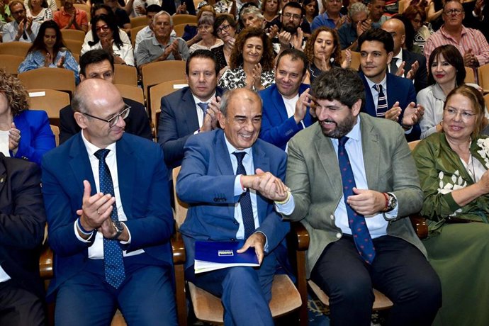 El presidente del Gobierno regional, Fernando López Miras, junto al presidente de Ucomur, Juan Antonio Pedreño