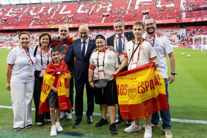 Rafael Louzán, en el Estadio Ramón Sánchez-Pizjuán con el proyecto 'Capitán Volante'.