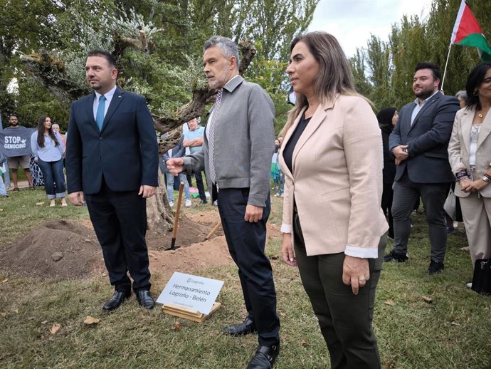 La plantación de un olivo, por parte del alcalde de Logroño, Conrado Escobar, y el de Belén, Hanna Hanania, esta tarde en el parque del Ebro ha servido como acto simbólico del hermanamiento entre la ciudad riojana y la palestina