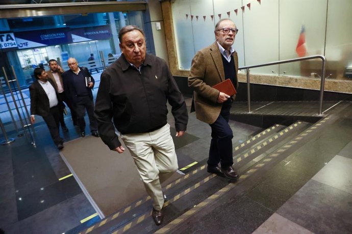 Santiago 30 de septiembre 2026.  Representantes de los gremios del transporte terrestre, agrupados en la Confederación Nacional de Duenos de Camiones de Chile (CNDC) y la Confederacion Nacional del Transporte de Carga (CNTC), asisten a una reunion en el