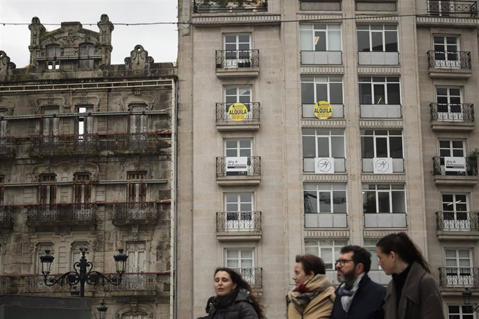 Archivo - Viviendas con carteles de alquiler, a 24 de febrero de 2026, en Vigo, Pontevedra