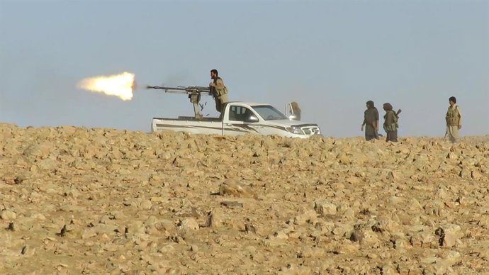 Archivo - October 6, 2016 - Anbar, Anbar province, Iraq - Still image taken from an ISIS propaganda video showing the Islamic State militants firing a heavy machine gun on the back of a pickup truck and fighting outside an Iraqi Army outpost during battle