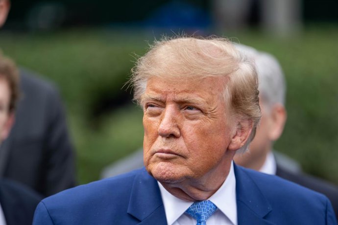 29 de setembro de 2026, Washington, Distrito de Coulmbia, Estados Unidos: O presidente DONALD TRUMP fala com repórteres durante uma coletiva improvisada com CEOs do setor de tecnologia na Casa Branca, após uma reunião dedicada à inteligência artificial.