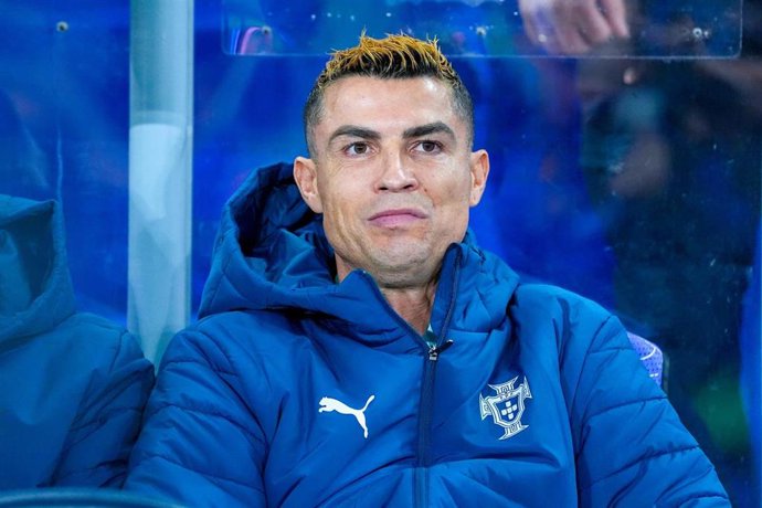 El delantero portugués Cristiano Ronaldo en el banquillo con la selección portuguesa.