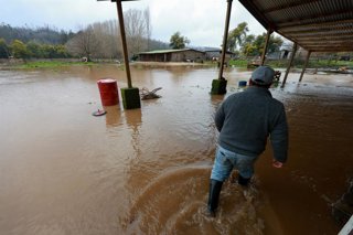 Concepción Domingo 2 de agosto de 2026  El río Andalién se desbordó a la altura del sector Chaimávida en la comuna de Concepción provocando la inundación de amplios sectores y la evacuación de quienes ahí vive Sin embargo muchos no quisieron salir de sus