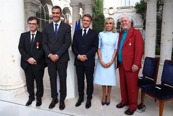 El escritor Javier Cercas, el presidente del Gobierno, Pedro Sánchez, el presidente de la República Francesa, Emmanuele Macron, y su esposa, Brigitte Macron, y el cineasta Pedro Almodóvar, a 30 de septiembre de 2026 (Madrid).
