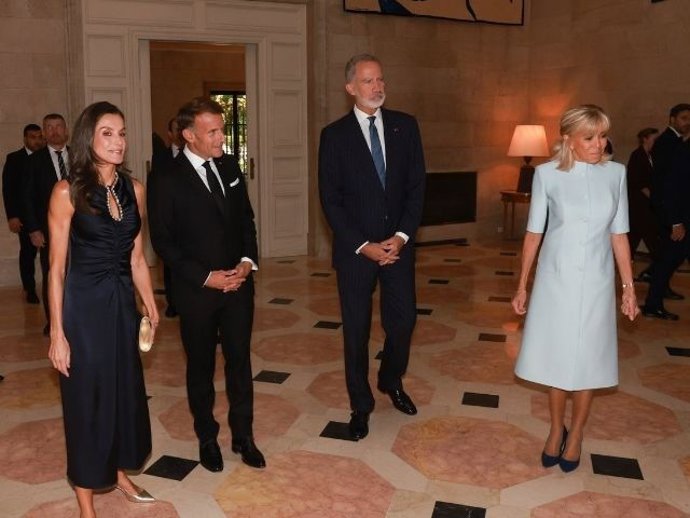 El Rey Felipe VI y la Reina Letizia reciben al presidente de la República Francesa, Emmanuel Macron, y a la primera dama, Brigitte Macron, en la Embajada de la República Francesa en España