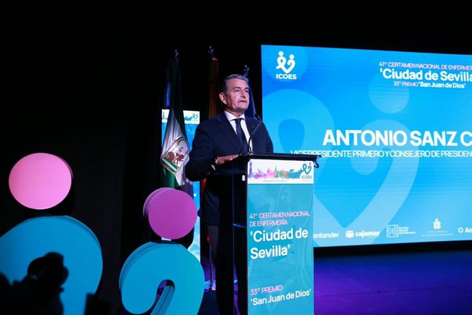 El vicepresidente primero y consejero de Presidencia, Sanidad y Emergencias, Antonio Sanz, en el XLI Certamen Nacional de Enfermería 'Ciudad de Sevilla'.