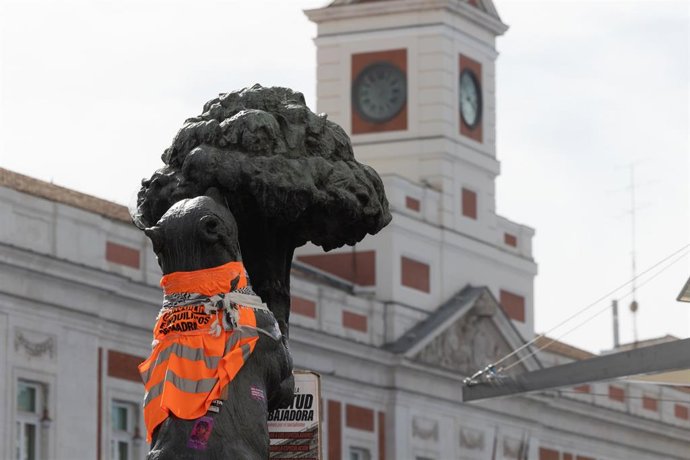 La estatua del Oso y el Madroño durante la acampada en la Puerta del Sol, a 30 de septiembre de 2026, en Madrid (España). La acampada por la vivienda instalada en la Puerta del Sol ha obligado a aplazar el montaje de la exposición '1776-We The Hispanics',