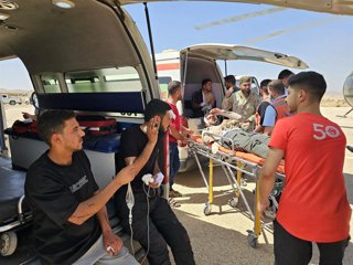 Archivo - HOMS, July 25, 2026  -- Injured passengers are seen following a collision involving two passenger buses on the Damascus-Deir al-Zour highway in Homs province, Syria, July 25, 2026. The death toll from a collision involving two passenger buses on