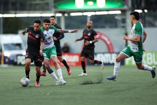 29/09/2026 Futbol, Deportes Puerto Montt vs Colo Colo. Cuartos de Final Copa Chile 2026. El jugador de Colo Colo Marco Bolados  disputa el balon contra Alexis Sabella de Deportes Puerto Montt durante el partido de ida de la Copa Chile disputado en el