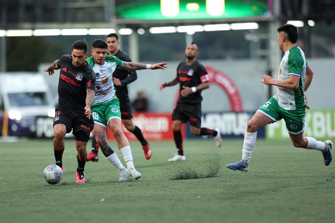 29/09/2026 Futbol, Deportes Puerto Montt vs Colo Colo. Cuartos de Final Copa Chile 2026. El jugador de Colo Colo Marco Bolados  disputa el balon contra Alexis Sabella de Deportes Puerto Montt durante el partido de ida de la Copa Chile disputado en el