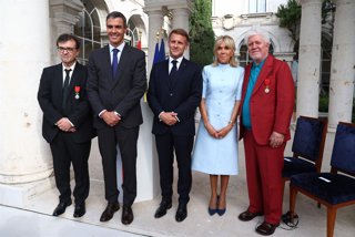 El escritor Javier Cercas, el presidente del Gobierno, Pedro Sánchez, el presidente de la República Francesa, Emmanuele Macron, y su esposa, Brigitte Macron, y el cineasta Pedro Almodóvar, a 30 de septiembre de 2026 (Madrid).
