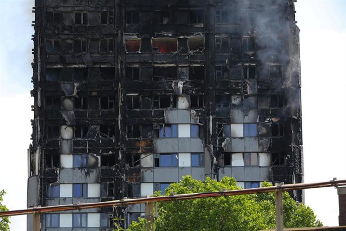 Archivo - Colas de humo en la Torre Grenfell de Londres, un incendio en el que murieron más de 70 personas 